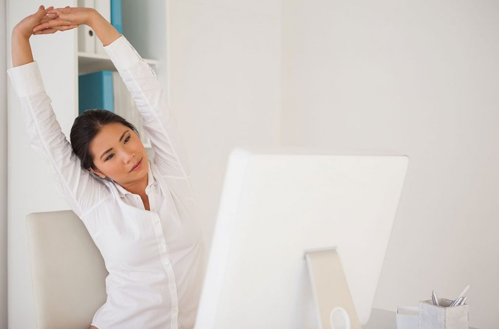 Yoga au bureau : 5 positions pour garder sa sérénité